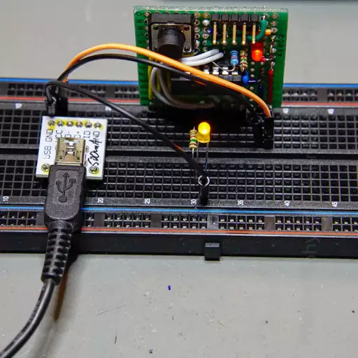 Testschaltung PIC mit LED auf Breadboard