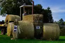 'Traktor aus Stroh' in a higher resolution