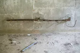 'Wand mit Halterung aus Eisen' in a higher resolution