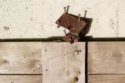 'Wand mit Holzschalung und Eisenwinkel' in a higher resolution