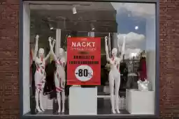 'NUR NACKT IST GÜNSTIGER' in a higher resolution