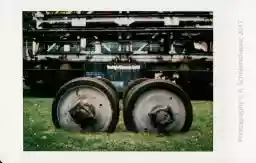 'Eisenbahnwaggon - Räder im Gras' in a higher resolution
